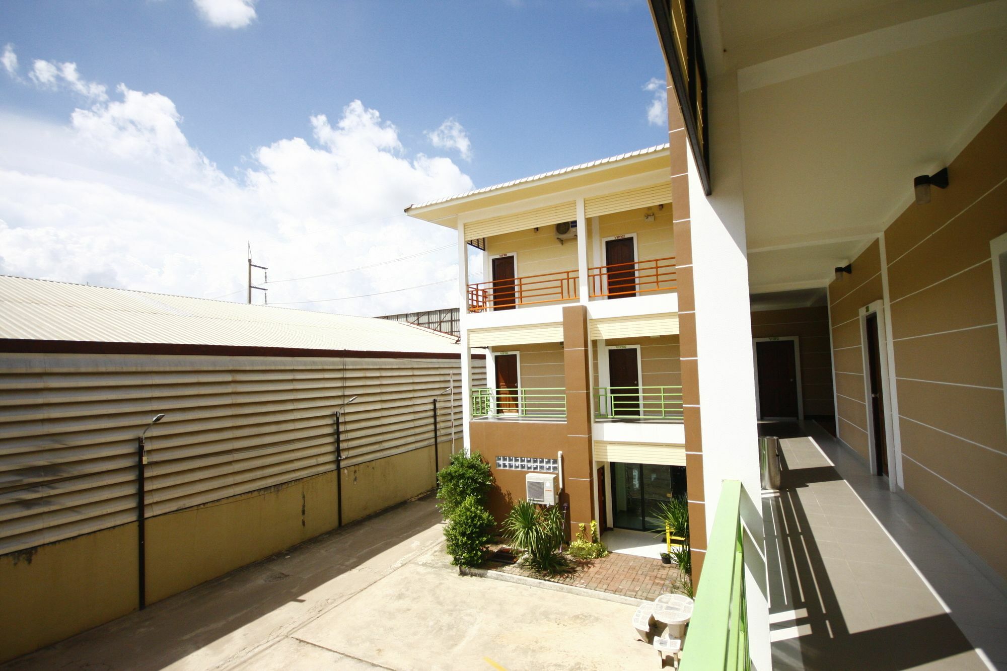 Charoensuk Grand Hotel Kabin Buri Esterno foto