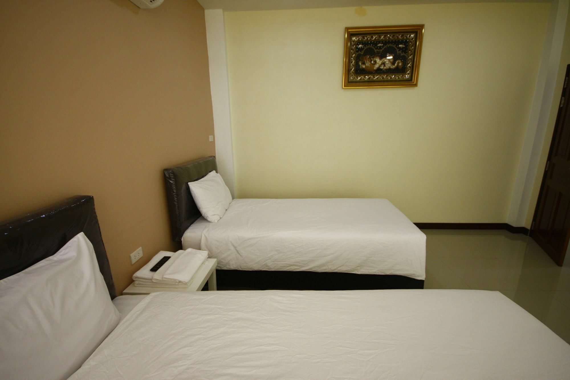 Charoensuk Grand Hotel Kabin Buri Esterno foto